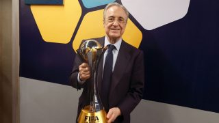 Florentino Perez posa con el Mundial de Clubes. (Realmadrid.com)