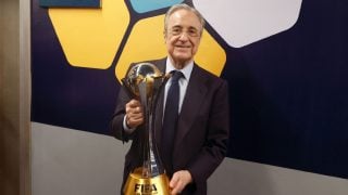 Florentino Perez posa con el Mundial de Clubes. (Realmadrid.com)