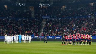 Osasuna y Real Madrid durante el minuto de silencio. (Getty)