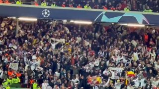 La afición del Madrid celebrando el gol de Vinicius en Anfield