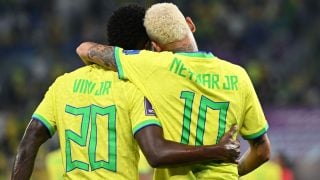 Vinicius y Neymar celebran un gol con Brasil en el Mundial de Qatar. (AFP)