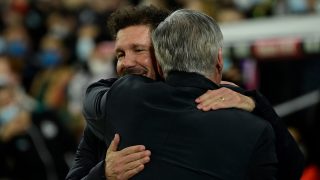 Ancelotti y Simeone se abrazan en un partido. (AFP)
