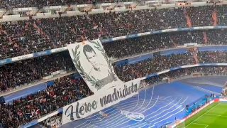 Así cantó el Bernabéu el himno de la Décima antes del derbi.