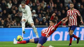 Fede Valverde chuta en el derbi, ante Giménez. (AFP)