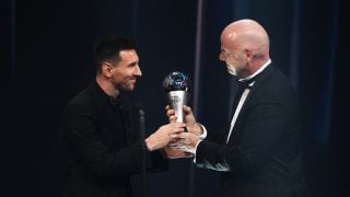 Infantino entrega el premio a Messi. (AFP)