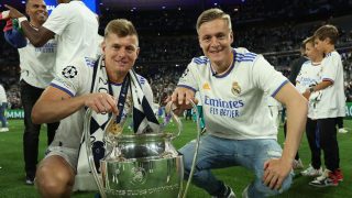 Toni y Felix Kroos posan con la Decimocuarta Champions del Real Madrid. (Instagram Felix Kroos)