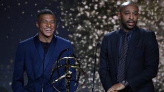Henry dando a Mbappé el trofeo de mejor jugador de la Ligue 1. (AFP)