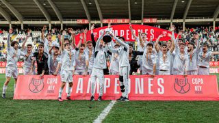 Los jugadores del Juvenil A levantan la Copa. (Real Madrid)