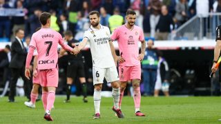 Nacho da la mano a los jugadores del Espanyol (EFE)