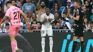 Vinicius, al ver como Figueroa Vázquez le amonesta. (EFE)