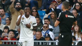 Vinicius protesta a Figueroa Vázquez. (Getty)