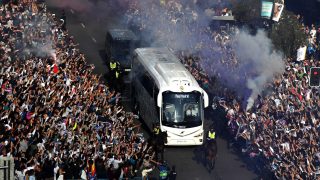 Los aficionados del Real Madrid reciben al autobús del equipo. (Getty)
