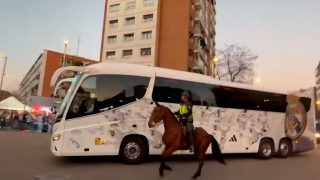 La llegada del autobús el Real Madrid al Bernabéu.