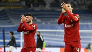 Los jugadores del Liverpool aplauden tras el partido en el Santiago Bernabéu. (AFP)
