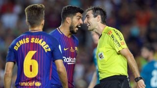 Luis Suárez y De Burgos Bengoetxea, en un Clásico. (AFP)