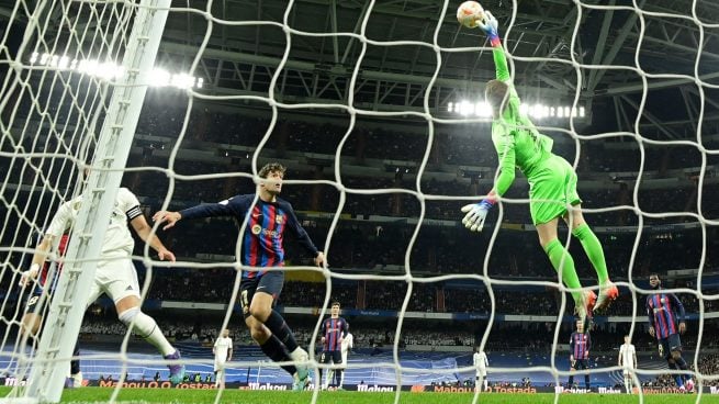 Ter Stegen defiende el muro del Barcelona en el Clásico