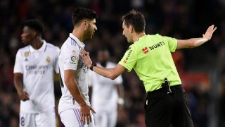 De Burgos Bengoetxea con Asensio cuando anulo el gol del madridista. (AFP)