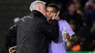 Rodrygo junto a Ancelotti durante un partido con el Real Madrid (AFP)