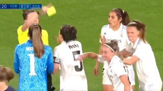 Las jugadoras del Real Madrid protestan al árbitro.