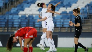 Caroline Weir celebra con Zornoza su gol ante Las Planas. (EFE)