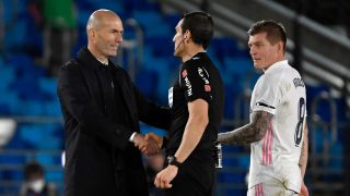 Martínez Munuera, junto a Zidane y Kroos. (AFP)