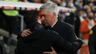 Xavi Hernández y Carlo Ancelotti se abrazan en un Clásico previo. (Getty)