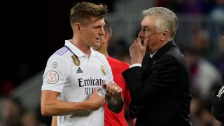 Kroos habla con Ancelotti. (EFE)