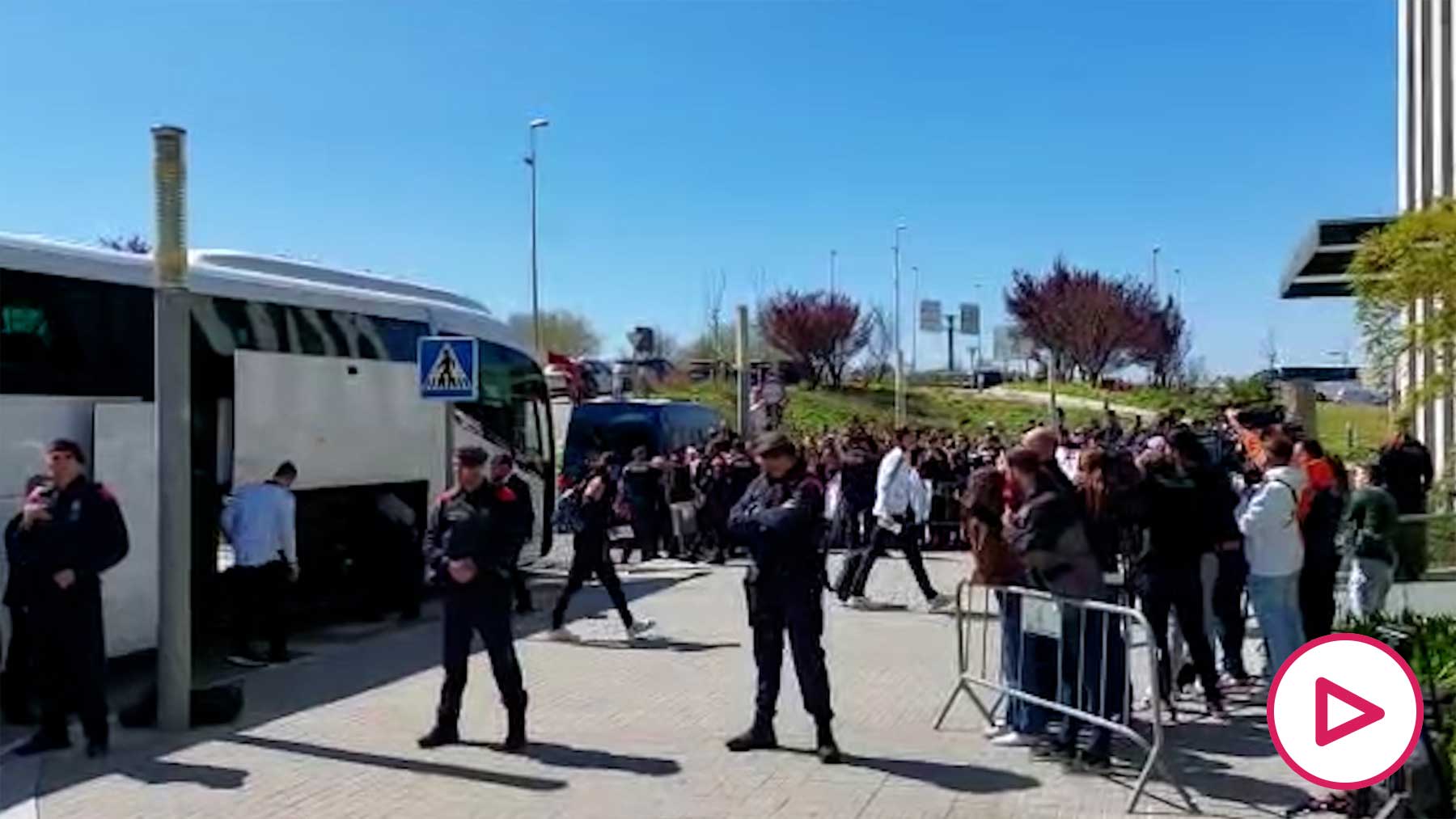 Vinicius desata la locura en la llegada del Real Madrid a Barcelona