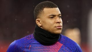 Kylian Mbappé en un calentamiento con el PSG. (Getty)