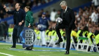 Ancelotti controla un balón durante el partido. (Getty)