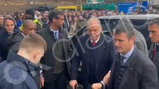 El Rey Emérito Juan Carlos I, a su llegada al estadio del Chelsea.