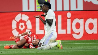 Vinicius se queja al árbitro en un partido contra el Girona. (AFP)