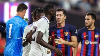 Rudiger y Lewandowski se encaran en un Clásico entre Real Madrid y Barcelona.