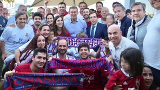 El alcalde de Madrid, Martínez-Almeida, y Núñes Feijóo, con aficionados de Real Madrid y Osasuna. (EFE)