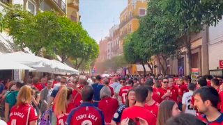 La afición de Osasuna inunda las calles de Sevilla.