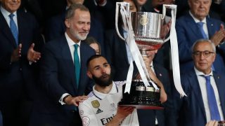 Benzema levanta la Copa del Rey. (EFE)