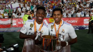 Rodrygo y Vinicius posan con la Copa del Rey. (EFE)
