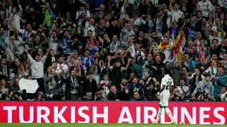 Vinicius alienta a la afición del Madrid en el Bernabéu (Getty)