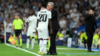 Ancelotti habla con Vinicius. (Getty)