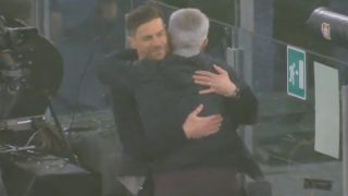 José Mourinho y Xabi Alonso fundidos en un abrazo.