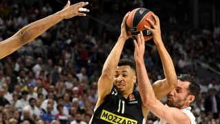 Dante Exum defendido por Rudy Fernández en el quinto partido de la serie. (AFP)