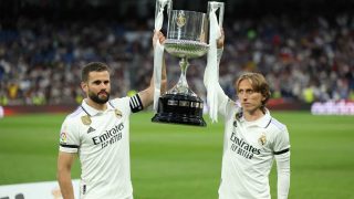 Nacho y Modric ofrecen la Copa del Rey. (AFP)
