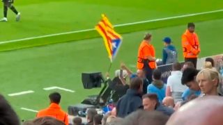 Una estelada catalana fue lucida en las inmediaciones del vestuario del Real Madrid.