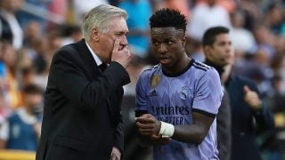 Ancelotti habla con Vinicius. (AFP)