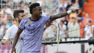 Vinicius Junior señala a un aficionado que le insultó en Mestalla. (AFP)