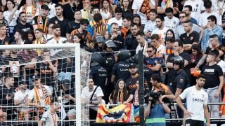 La Policía, interviniendo en el Estadio de Mestalla durante el Valencia-Real Madrid. (EFE)