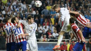 Sergio Ramos, en el momento que marcó el gol de la Décima. (AFP)