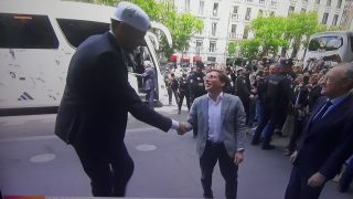 Tavares saluda a Almeida durante la celebración de la Euroliga. (Captura de pantalla)