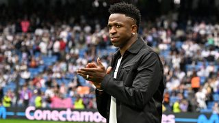 Vinicius aplaude el cariño del Bernabéu (AFP)