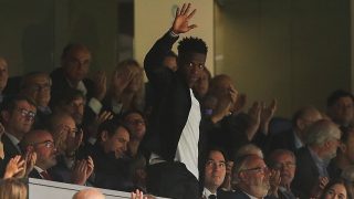Vinicius saluda cuando el Bernabéu le aplaude. (Getty)